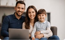 Familie care foloseste laptopul